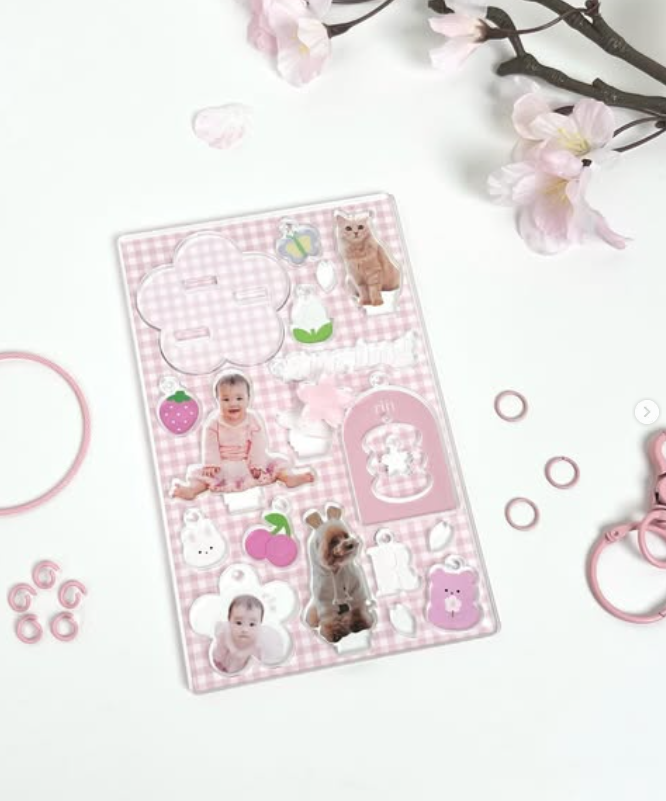 赤ちゃんの写真やペットのイラストを使った様々な形のアクリルキーホルダー