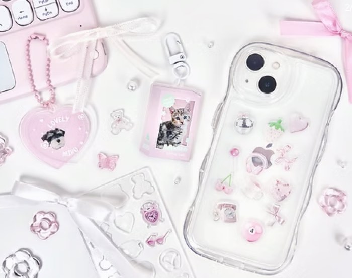 猫の写真を使ったピンクのアクリルチャームとスマホケースの例